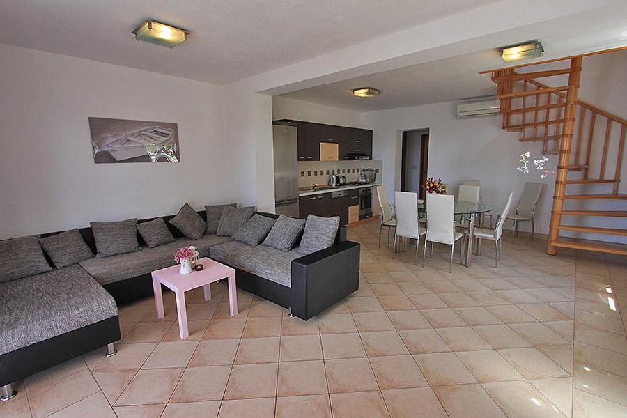 Beachfront Baricevic With Pool Apartment *