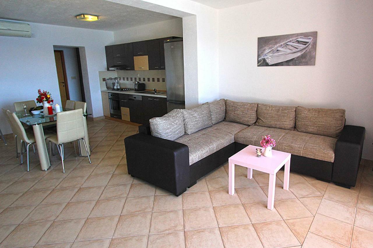 Apartment Beachfront Baricevic With Pool Cesarica