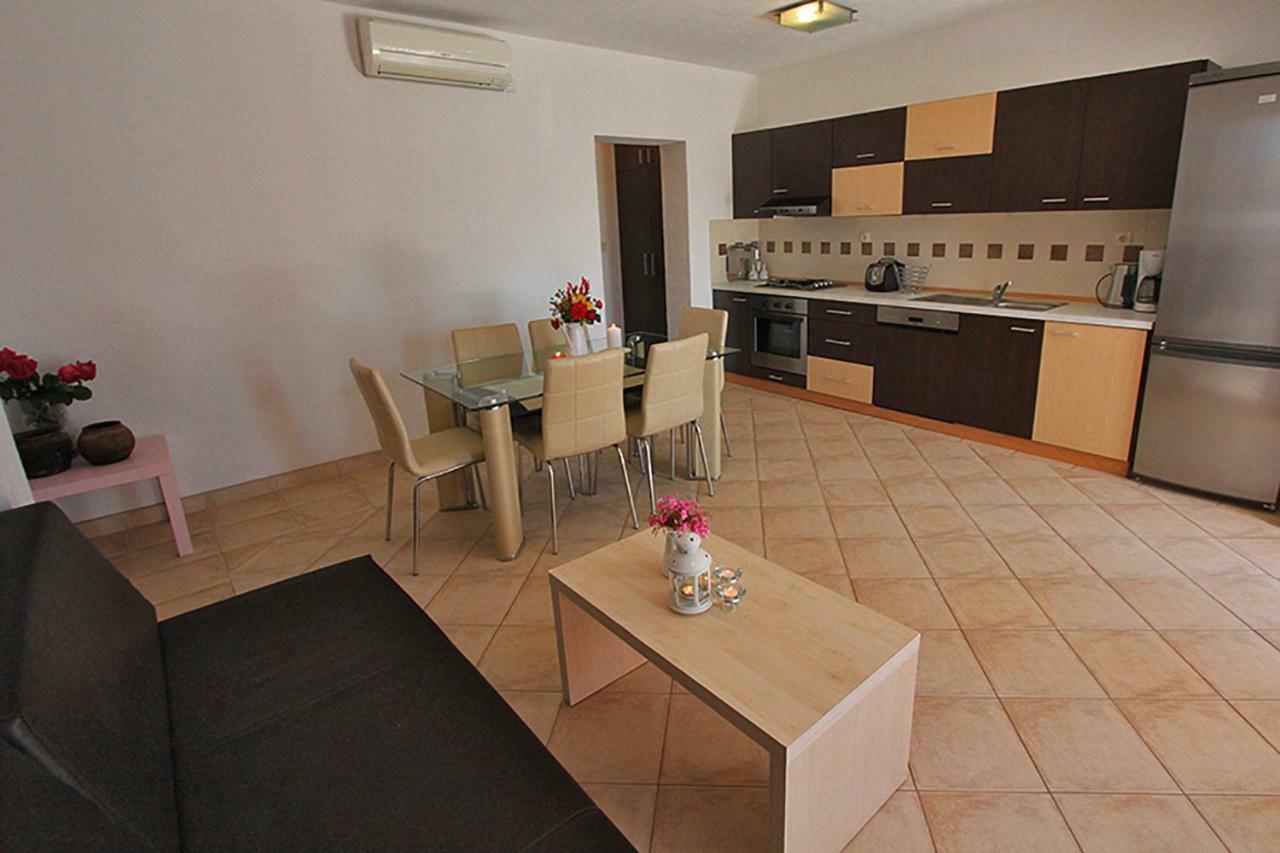Beachfront Baricevic With Pool * Cesarica